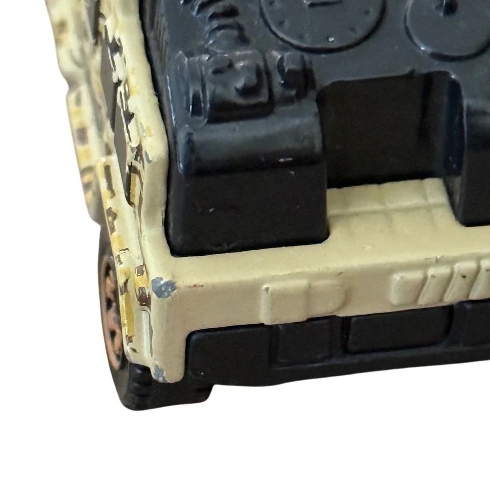 Matchbox Jurassic Park GM Hummer Diecast Car 2000 Mattel 1:70 Scale Tan Camo